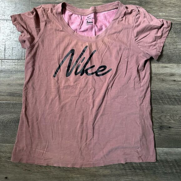 Nike Tops - WOMENS NIKE TEE SIZE MEDIUM